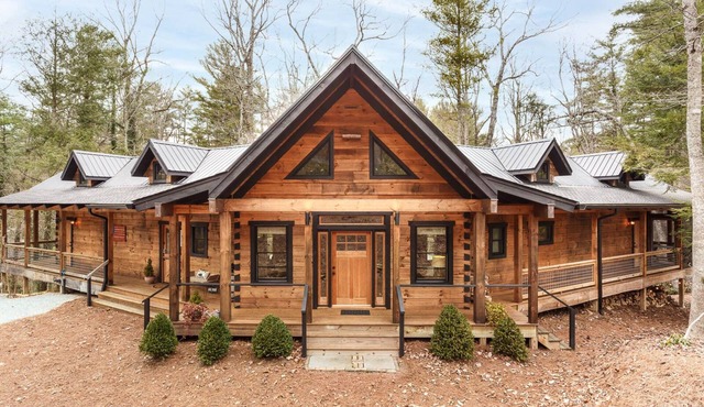 Private Cabin of Rustic Elegance with Modern Amenities in the Heart of Flat Rock