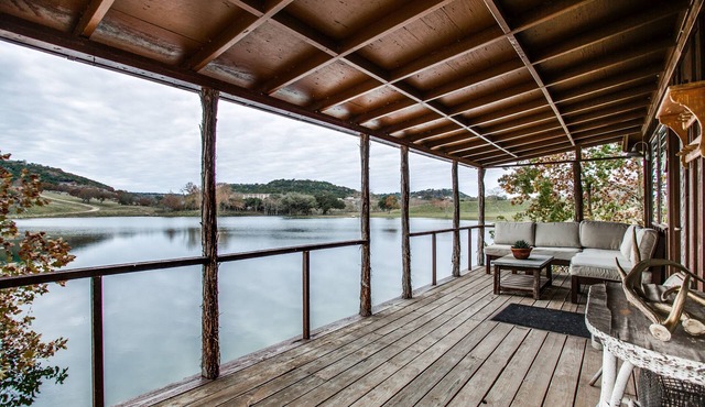 Private cabin on 10 acre lake, 4.5 miles from Boerne