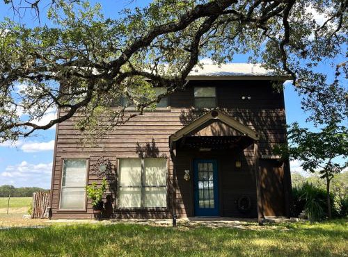 Private cabin on 100 scenic acres with balcony views
