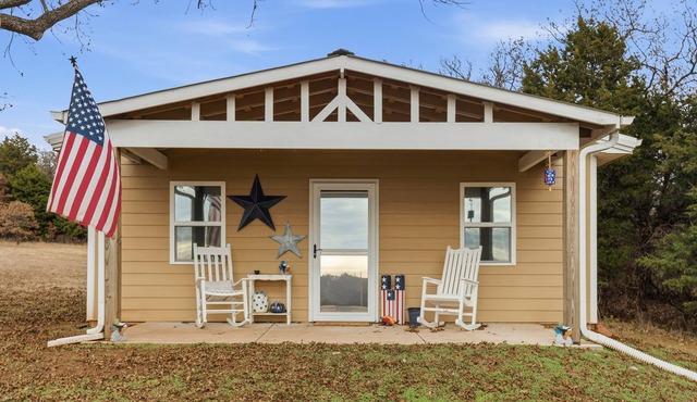 Private cabin on acres, mins to OSU, Tumbleweeds, Lake McMurty & pets welcome.
