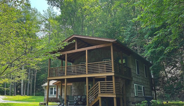 Private cabin on River: Hot tub, Fire table, hiking & fishing in front yard, AT