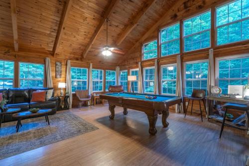 Private Cabin Retreat Near Helen WiFi Hot Tub