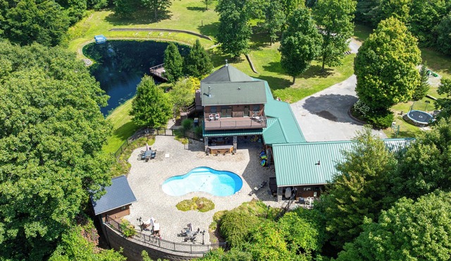 Private Cabin Retreat-Heated Pool/Hot Tub/Tiki Bar