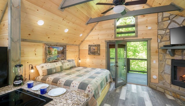 Private Cabin w/Modern Amenities, Cozy Couple Getaway