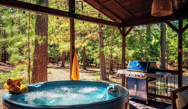 Private Cabin with Hot Tub, Fire Pit and Large Patio