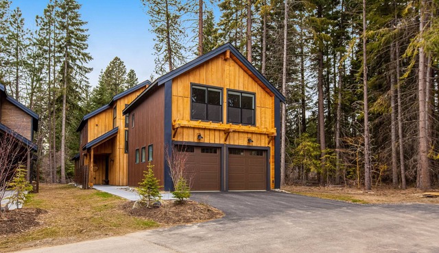 Private cabin with private hot tub, big patio, firepit, fireplace, & bunk suite