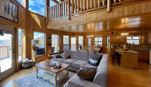 Private cabin with views, hot tub, 8 min from The Great Smoky Mountains Nat Park