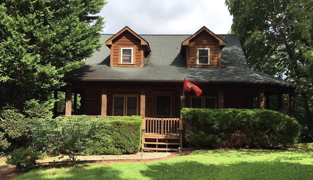 Private Cabin with Views, Fenced Yard, Gameroom, Gas Fireplace, Central Location