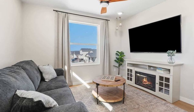 Private Caldwell Guesthouse w/King Bed, Balcony & Kitchenette