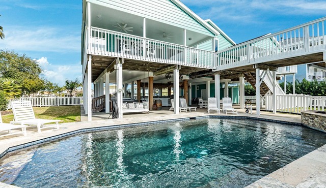 Private Canal Home w/2 Living Areas, Easy Bay Access & POOL
