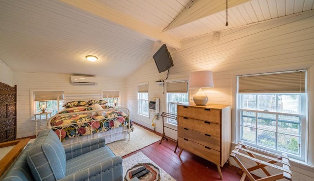 Private carriage house in heart of West Chester - walk to downtown and WCU