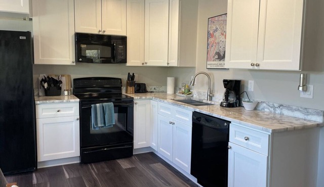 Private casita w/views of Pusch Peak, close to shopping, hiking & attractions.