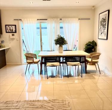 Private, Central, Sunny Guest Room in Welcoming Home