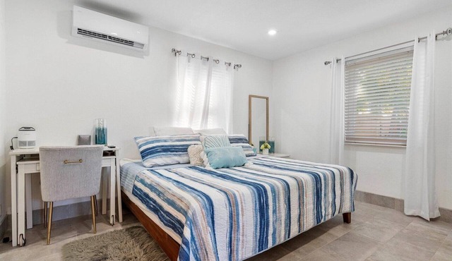 Private centrally located Fort Lauderdale cottage
