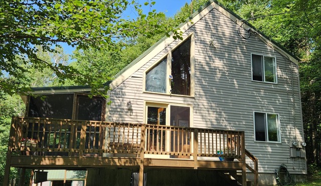 Private Chalet located 8 minutes from Mt. Snow and close to golf and hiking.