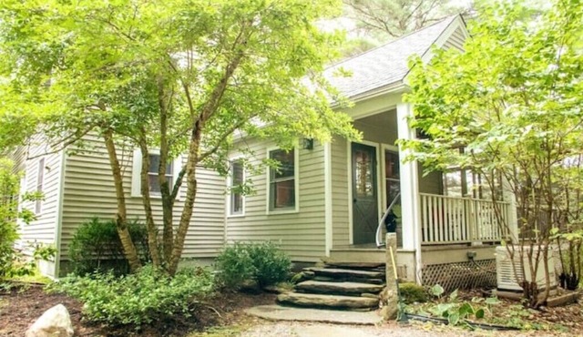 Private chalet on 13 ac w/ fireplaces, hiking trails and lakes, restaurants