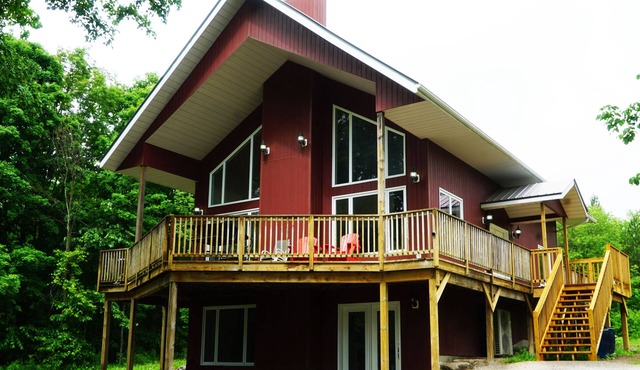 Private Chalet Retreat. Close to amenities. Very Roomy & Pet-Friendly!