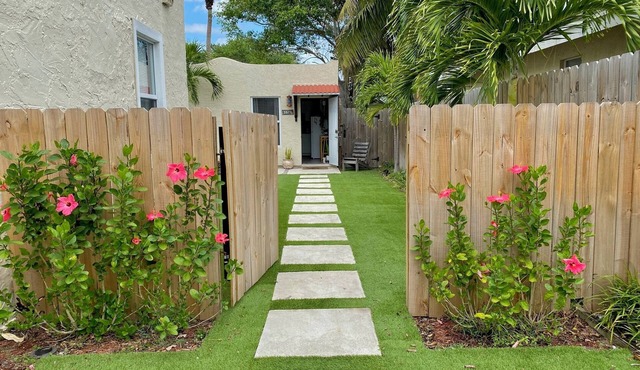 Private charming King bed cottage quick drive to downtown and beach