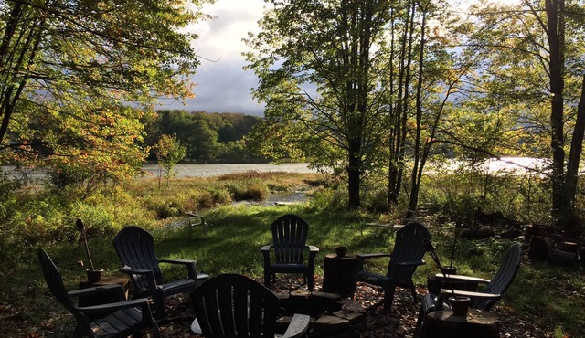 Private Charming & Cozy -Lake Front Cottage- Great for Family, Friends & Couples