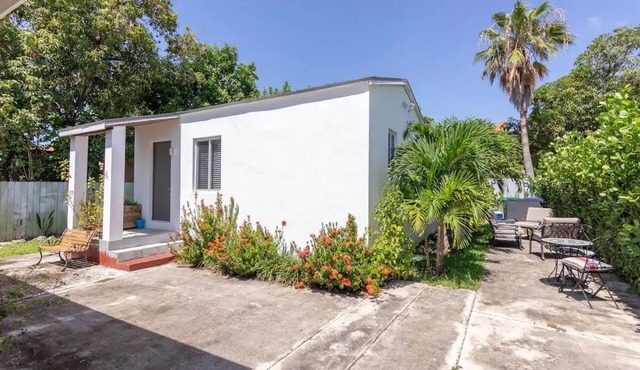 Private Charming Guesthouse in Little Havana, perfect place for the World Cup