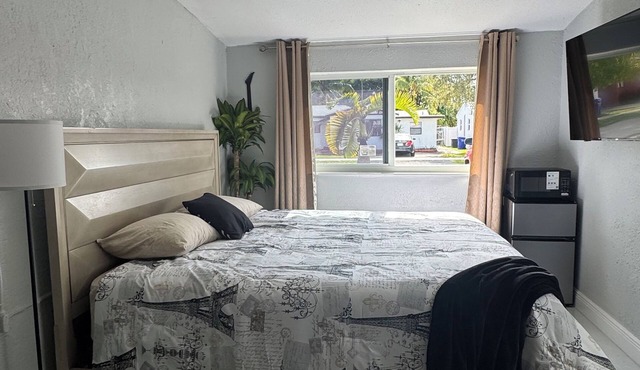 Private Chic Studio with Patio King Bed Near Beach