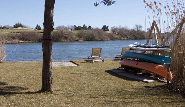 Private chic waterfront retreat-newly renovated