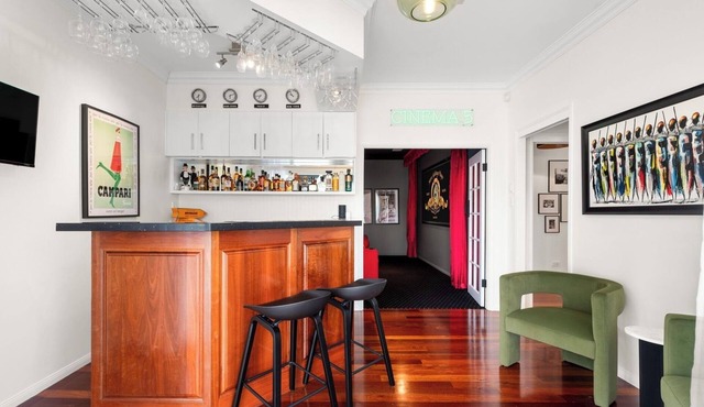 Private Cinemas, Bar & BBQ; Stylish Getaway 4 Bedroom 2.5 Baths