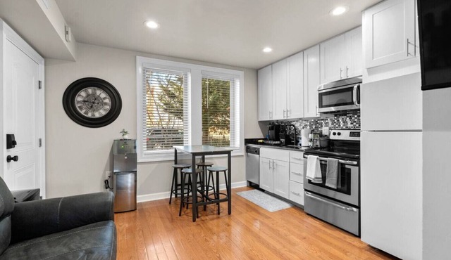 Private City Condo+ 2BD+1Bath+Free Street Parking