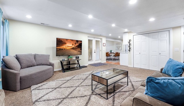 Private/clean guest suite, bath, kitchen & laundry