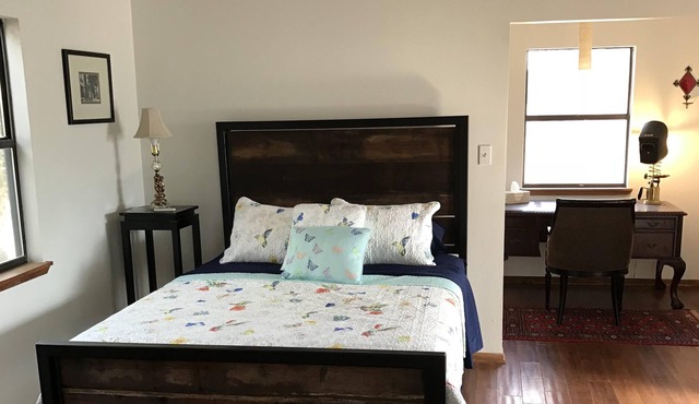 PRIVATE & CLEAN The Artisan Villa close to Main Street Great Outdoor Area
