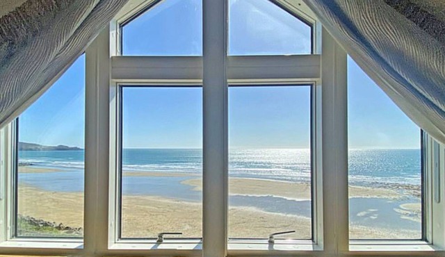 Private Cliff top Retreat by Perranuthnoe Beach