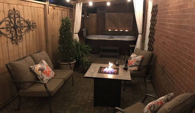 Private Coachhouse + Hot Tub in the heart of Niagara