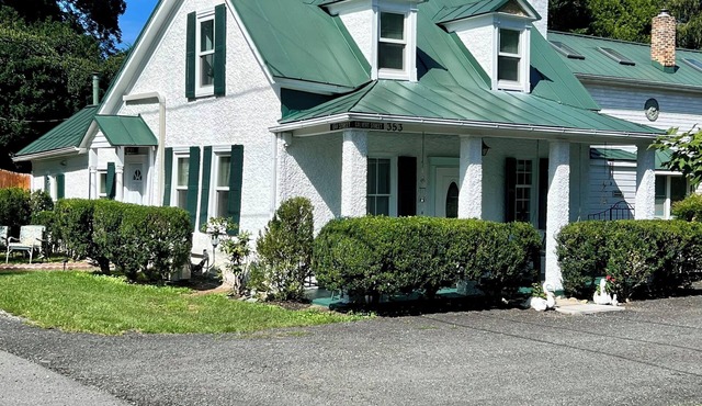 Private Colonial 3BR House with tub,kitchen, Fast Wi-Fi -2 min from the Inn!