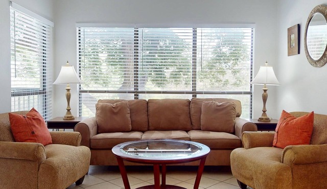 Private Comal access, walk to Schlitterbahn! INV101 : Free Tubes with Rental!