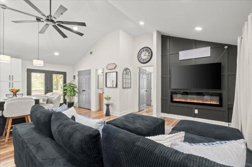 Private Compound, 2 Modern Homes, 5BR,5BA Perfect for Groups