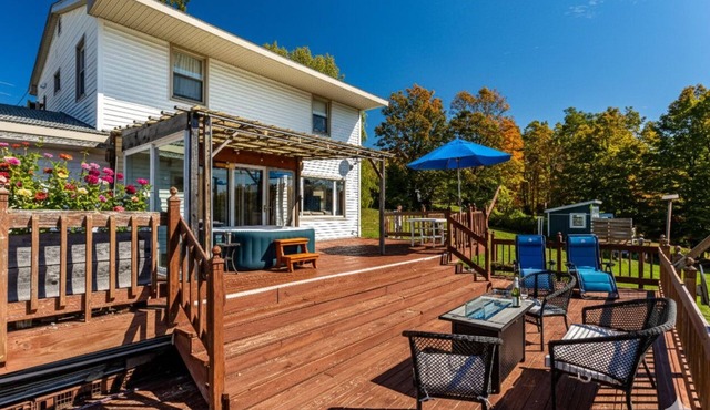 Private Compound: Main House + 5 Themed Cabins + 2 Hot Tubs 2.5 hours from NYC