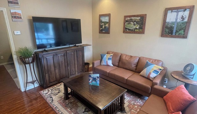 Private Condo in the Heart of Historic Downtown San Marcos , Wi-Fi , Pool