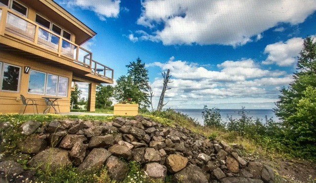 Private, condo on Lake Superior w/ Panoramic Views, Fireplace, & Jacuzzi Tub!