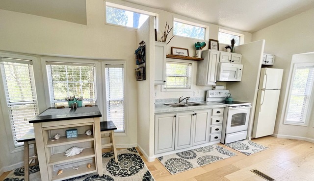 Private Cottage next to Hunting Island State Park and 5 min from the beach