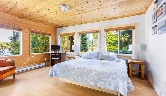Private cottage that fits multiple families! Quiet lake, hot tub, sauna & beach