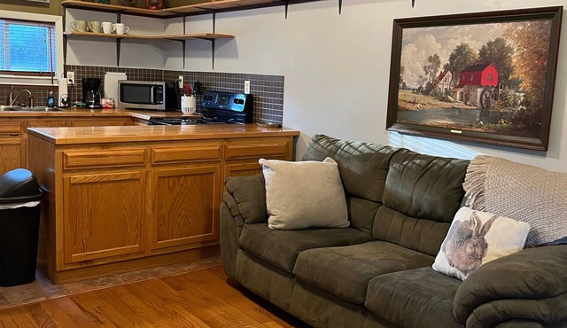 Private Cottage - 13 wooded acres – 10 min to UA