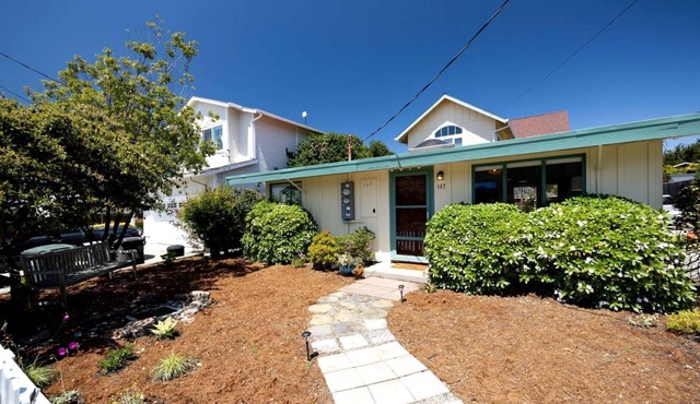Private Cottage Along the Northern California Coast in El Granada, Perfect for an Oceanfront Escape