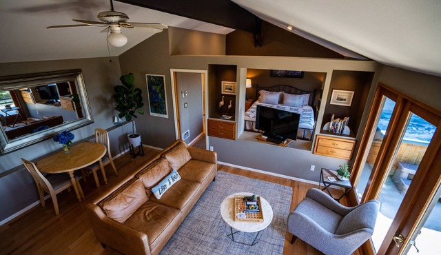 Private Cottage and Hot Tub, Spectacular Sunset & Mtn Views