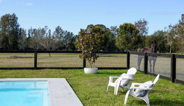 Private cottage, 4 minutes to berry. Pets by arrangement. couples and kids n