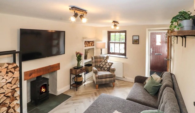 Private Cottage - Dogs Welcome - 1 Minute Walk to Local Pub