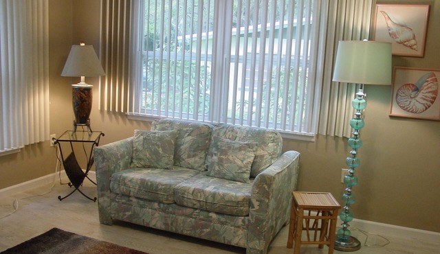 Private Cottage Getaway. Close to the River & downtown River District.