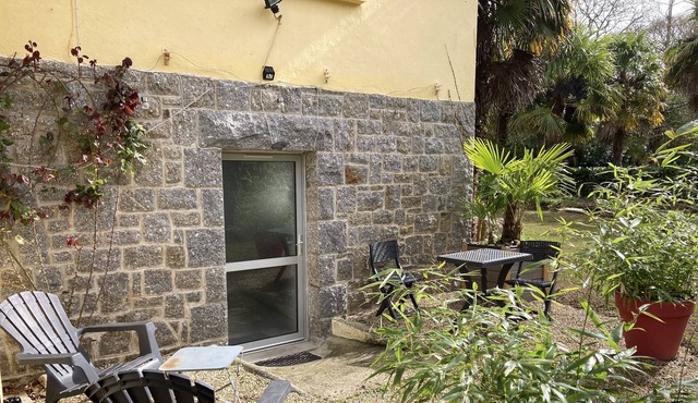 Private cottage in a wooded park!