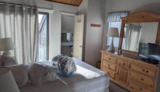 Private cottage in Madaket just a 10 min walk or short drive to the beach.