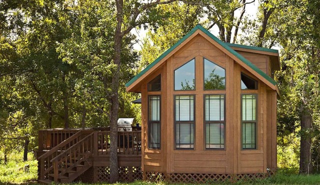 Private Cottage in the woods with Hot Tub