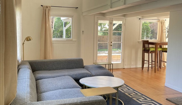 Private Cottage in the Hollywood Hills - Views of the Hollywood Sign